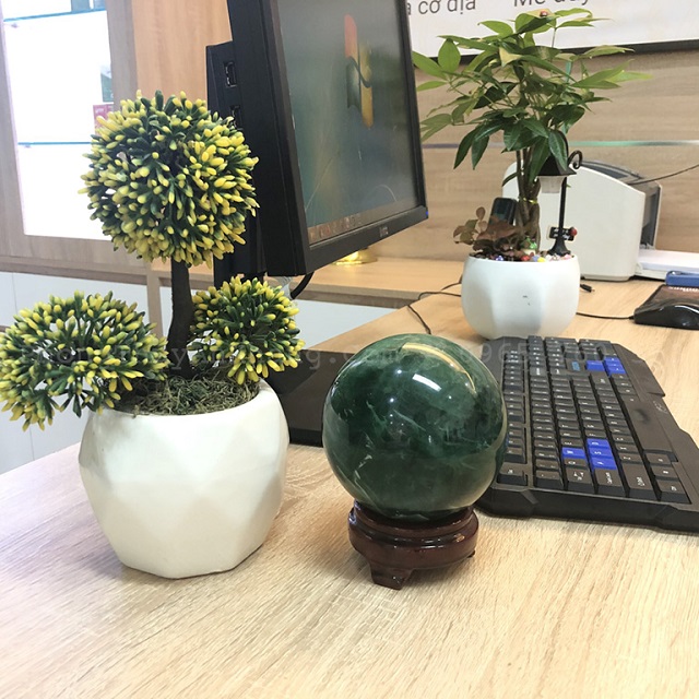 Vật phẩm phong thủy bàn làm việc: Mảnh ghép hoàn hảo bên cạnh Cây xanh để Chiêu Tài