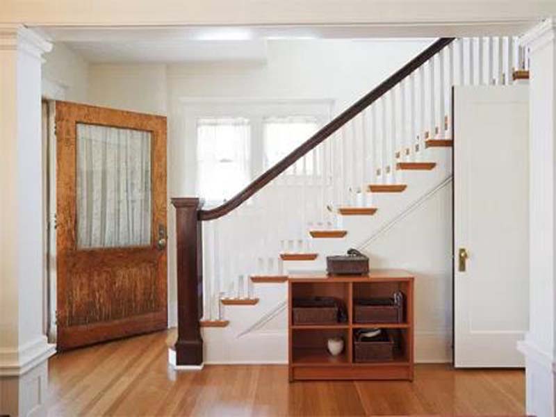 Phong thủy cầu thang hướng ra cửa: Đại kỵ "Thoát Tài" và 5 cách hóa giải triệt để